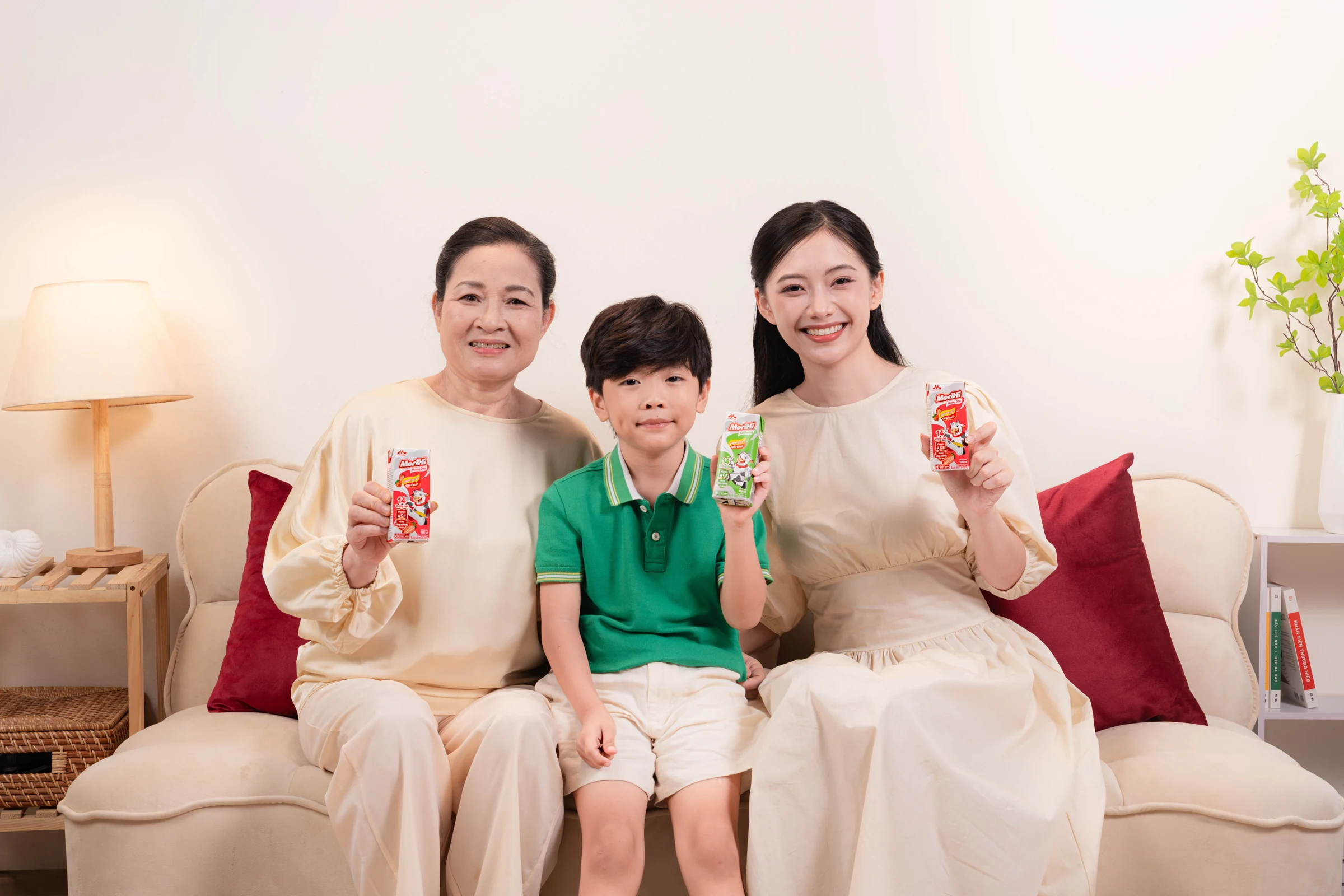 Ba thế hệ gia đình cùng tận hưởng sản phẩm Morinaga