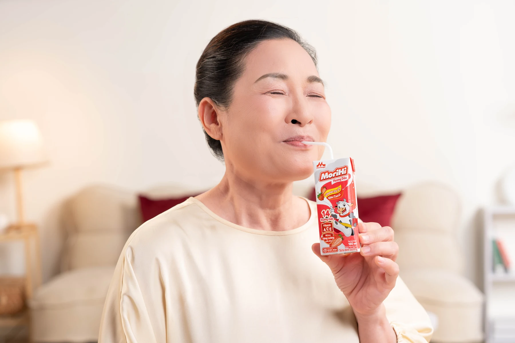 Thưởng thức sữa chua hương trái cây