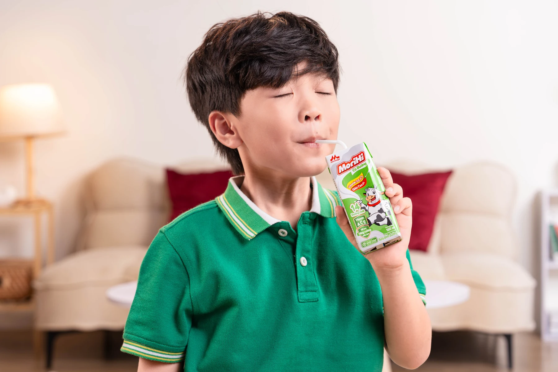 Bé thưởng thức sữa ZinZin